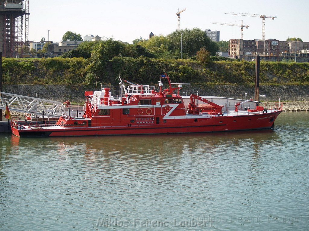 Feuerloeschboot 10-2   P238.JPG